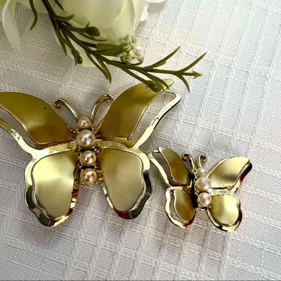 Vintage Rare Duo Butterfly Brooch Set Gold Tone Faux Pearl Accent - Picture 3 of 12